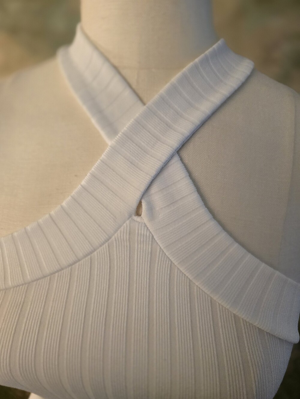 Dynamic Ribbed Halter Top With Crossed Front And Back Straps - Picture 3 of 10